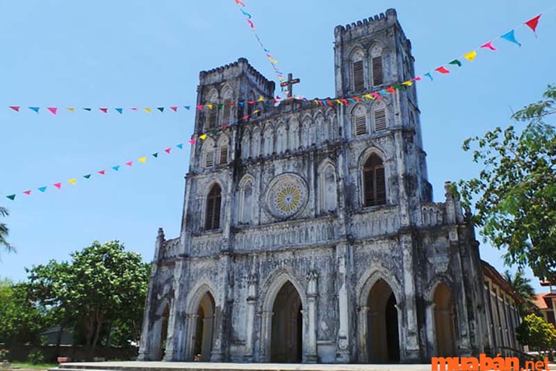 Nhà thờ Mằng Lăng là địa điểm check-in Phú Yên lý tưởng cho những ai yêu thích khám phá lịch sử