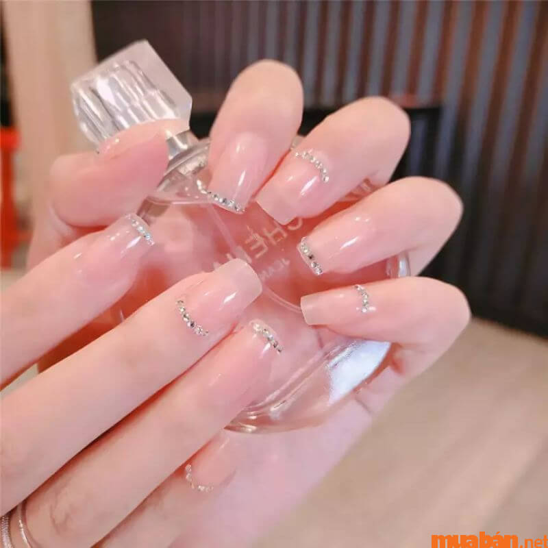 Mẫu nail hồng thạch đính đá thanh lịch