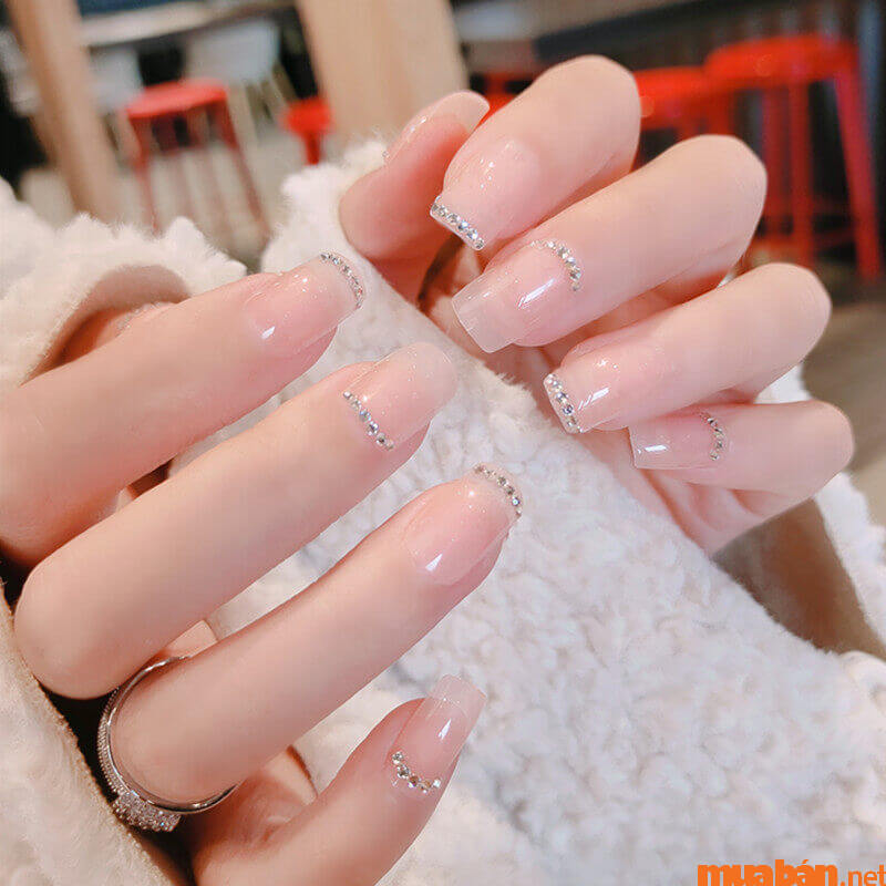 Mẫu nail hồng thạch họa tiết đơn giản với đá