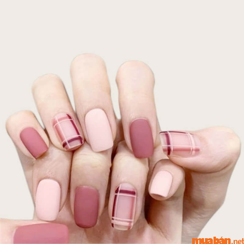 Mẫu nail hồng thạch kẻ nhẹ nhàng