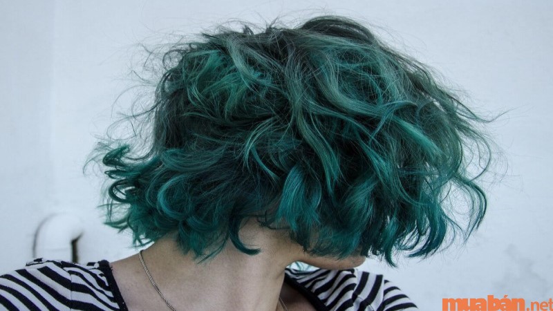 Tóc màu xanh rêu ngày nay là xu hướng của rất nhiều bạn trẻ cá tính