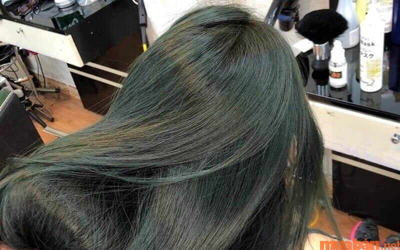 Tóc màu xanh rêu đen có nét tự nhiên nhưng lại pha lẫn cá tính
