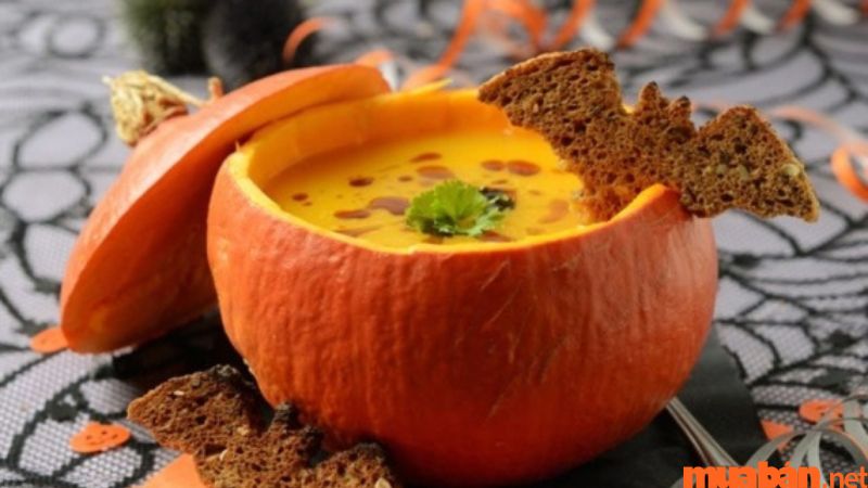 Halloween ngày mấy? Món súp bí đỏ là món ăn phổ biến trong ngày Halloween
