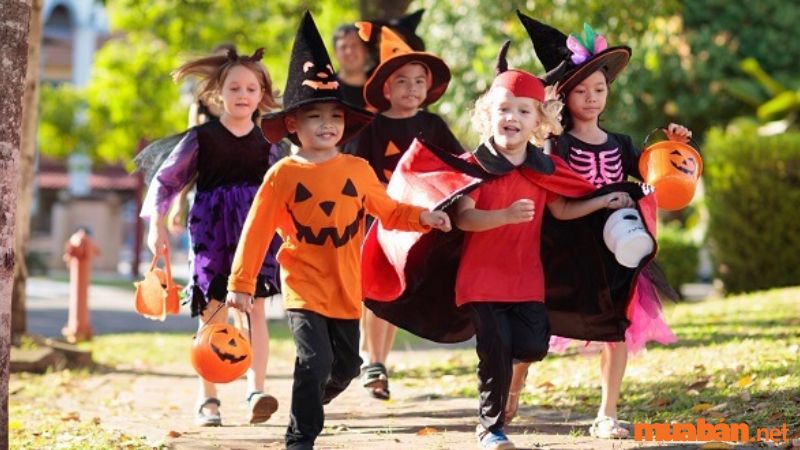 Các em nhỏ hào hứng tham gia hoạt động xin kẹo trong dịp Halloween
