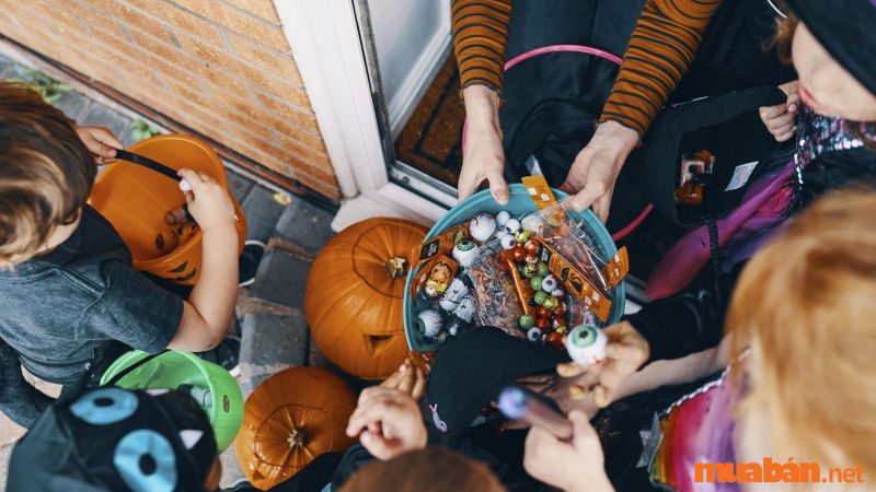 Hoạt động xin kẹo diễn ra vào mỗi dịp Halloween