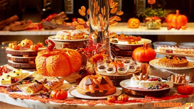 Bàn tiệc Halloween với đầy đủ các món đặc trưng của dịp này