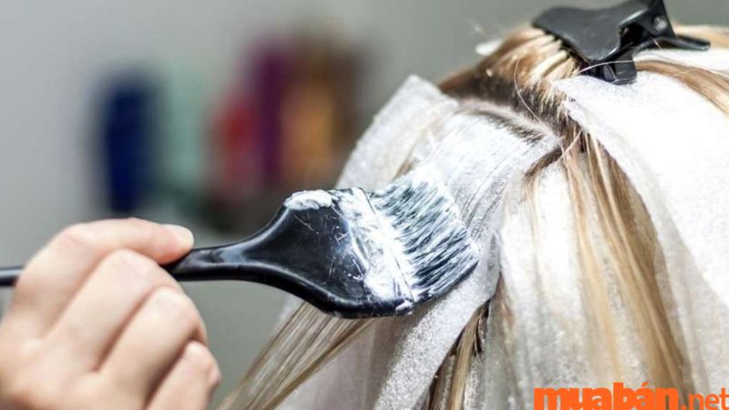 Nhuộm tóc màu xám khói có cần phải tẩy tóc không?