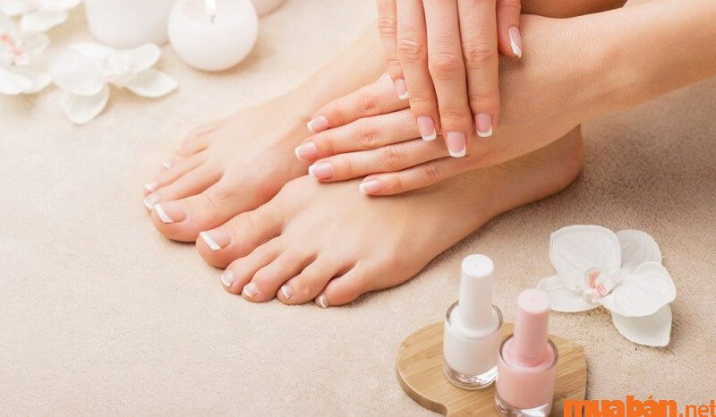 Sơn bóng trước để giữ mẫu nail chân màu đỏ bền màu