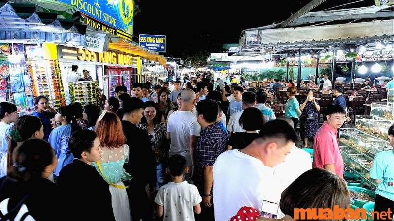 Chợ đêm Phú Quốc hoạt động từ 17 giờ - 23 giờ 30 hàng ngày