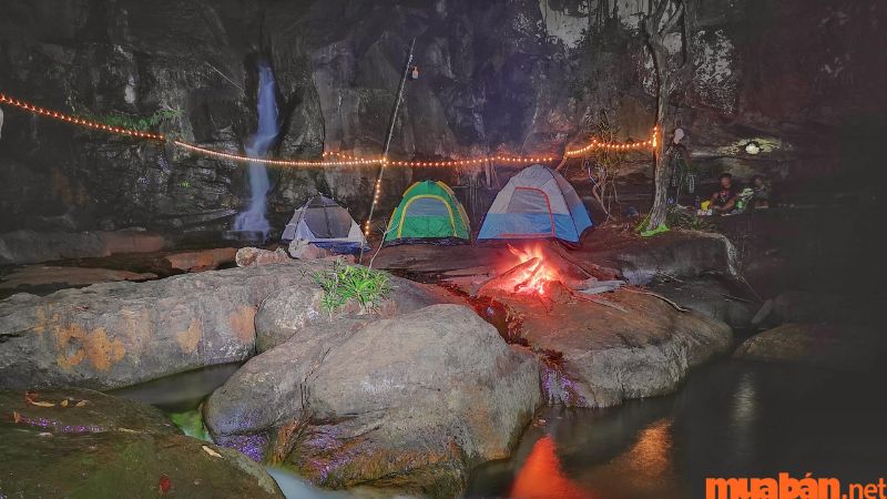 Cắm trại tại khu vực ven Suối Mơ là một hoạt động được nhiều du khách yêu thích