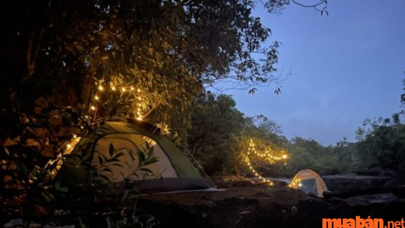 Cắm trại tại khu vực ven Suối Mơ tạo sự thư giãn, lãng mạn