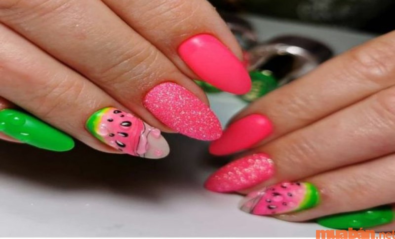 Mẫu nail dưa hấu ánh nhũ, kim tuyến xinh xắn mẫu 2