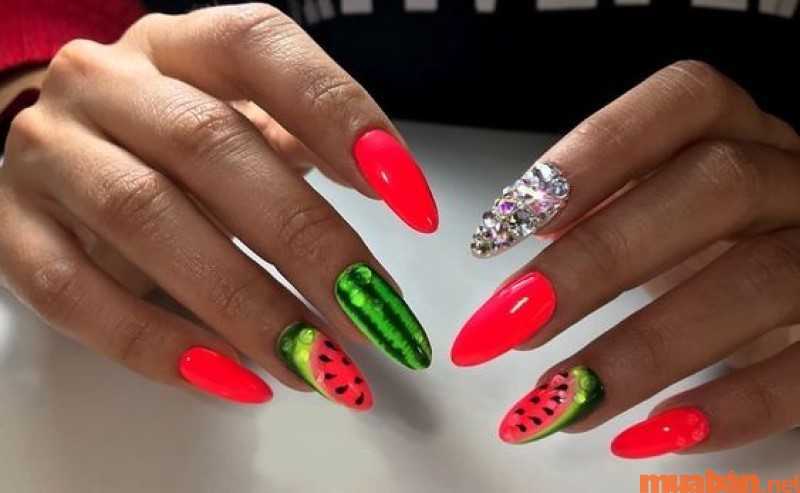 Mẫu nail dưa hấu ánh nhũ, kim tuyến xinh xắn mẫu 6