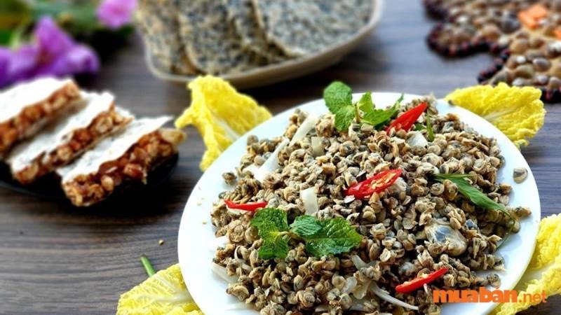 Nhiều du khách Hàn Quốc nói đùa rằng cơm hến chính là bibimbap của người Việt. Hến được xào chín với thịt hến, mắm ruốc, tóp mỡ, sợi mì chiên xù, ớt màu, đậu phộng
