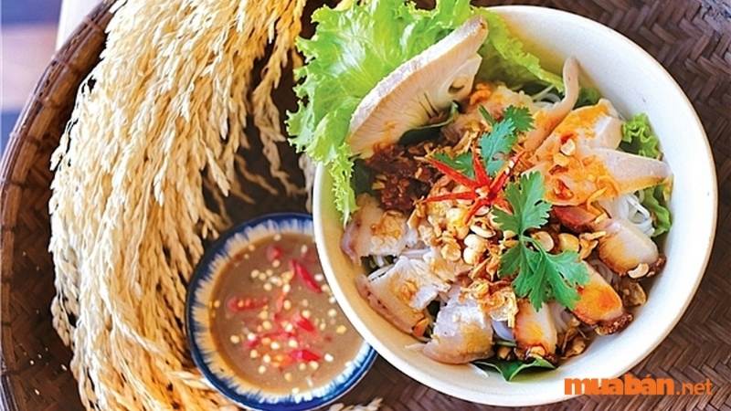 Không giống với món bún mắm của người miền Tây, có đầy đủ các nguyên liệu tôm, cua, cá trong một tô bún được chan đầy nước lèo, bún mắm tại Hội An cũng là bún mắm nêm