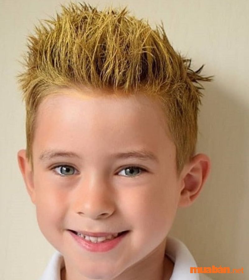 Tóc vuốt mái Faux Hawk là một mẫu tóc bé trai mang lại nét điển trai cho bé
