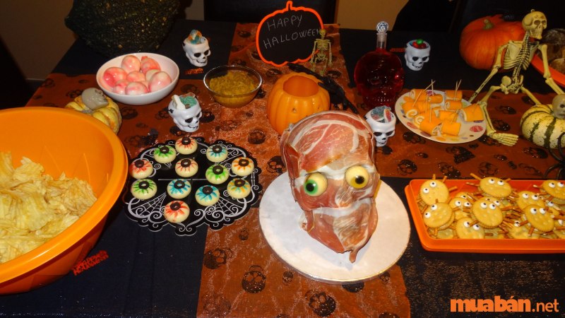 Trang trí đầu lâu tạo hình từ jambon trên bàn tiệc Halloween