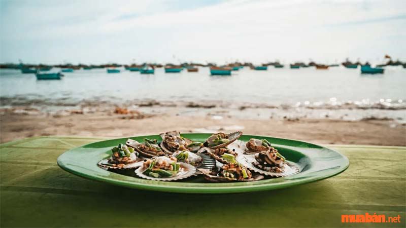 Du khách có thể trải nghiệm những món ăn hải sản bình dị cùng ngư dân tại làng chài Cửa Cạn