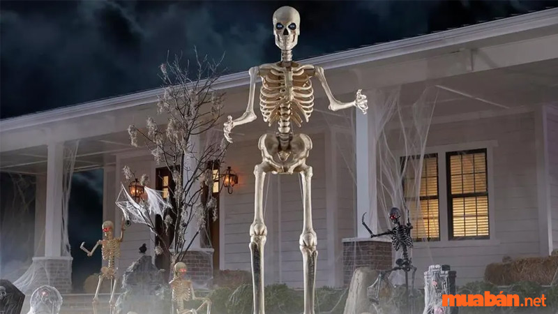 Trang trí sân khấu Halloween bằng bộ xương giả khổng lồ