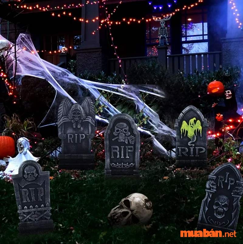 Dùng bia mộ giả trang trí sân khấu Halloween tạo cảm giác rùng rợn