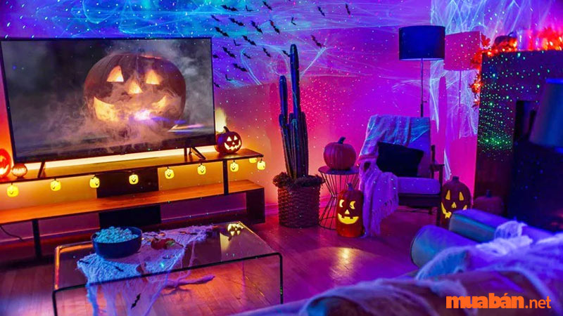 Sự kết hợp ánh sáng nhiều màu tạo không khí Halloween 