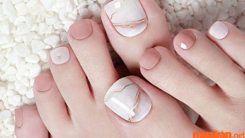 Mẫu nail chân đẹp nhẹ nhàng, thanh lịch - Mẫu 3