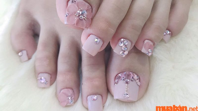 Những mẫu nail chân đính đá thịnh hành nhất hiện nay - Mẫu 1