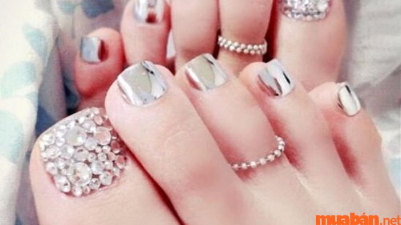 Những mẫu nail chân đính đá thịnh hành nhất hiện nay - Mẫu 4