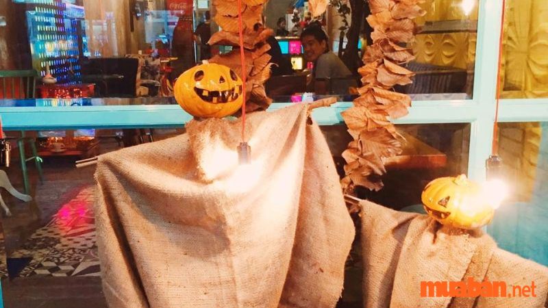 Trang trí Halloween cho quán cafe bằng hình nộm 