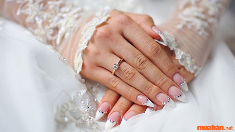 Mẫu nail nhẹ nhàng cho cô dâu