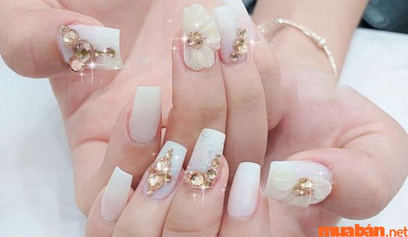 Mẫu nail sơn thạch trắng kết hợp với phụ kiện 