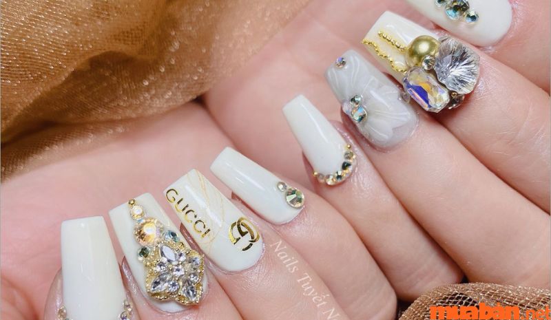 Mẫu nail sơn thạch trắng giúp làm nổi bật khu vực bàn tay của bạn 