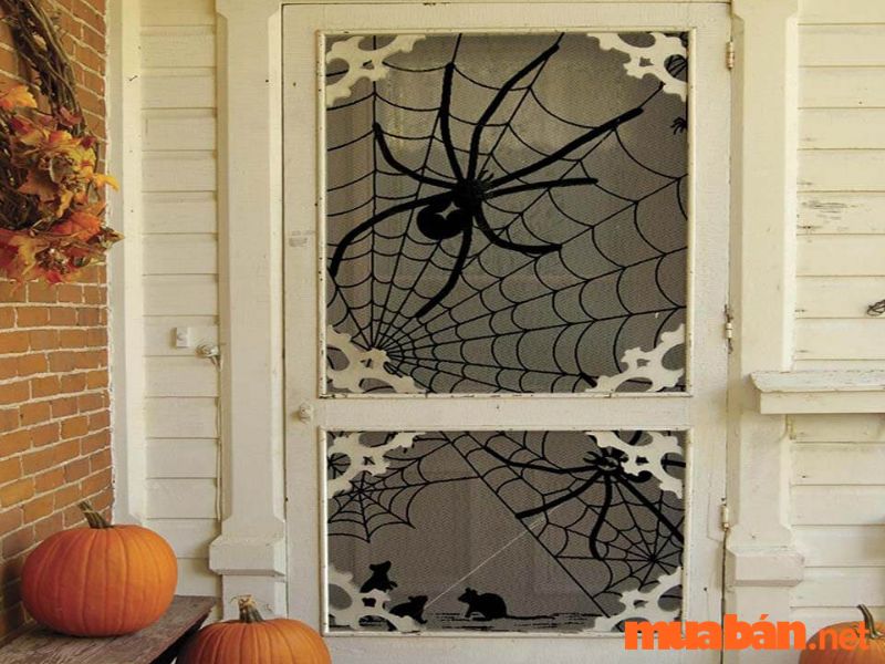 Trang trí Halloween kinh dị với cửa hình mạng nhện