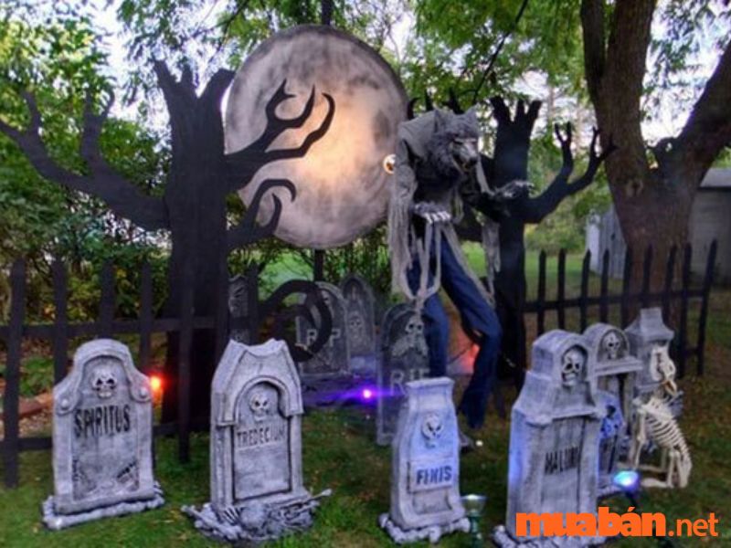 Khung cảnh nghĩa địa và bia mộ là ý tưởng trang trí độc đáo khi trang trí Halloween kinh dị.