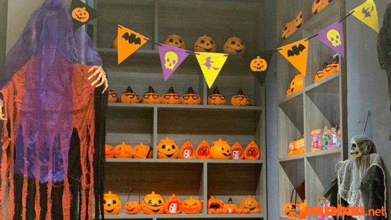 Trang trí Halloween mầm non bằng quả bí ngô giả 1