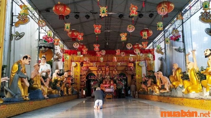 Chùa Phú Quốc Pháp Quang là một ngôi chùa cổ kính và đẹp mắt ở Đảo Ngọc
