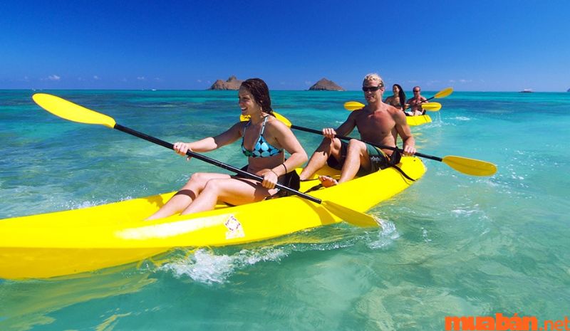 Chèo thuyền kayak ở bãi Ông Lang Phú Quốc là một ý tưởng hấp dẫn với nhiều bạn trẻ