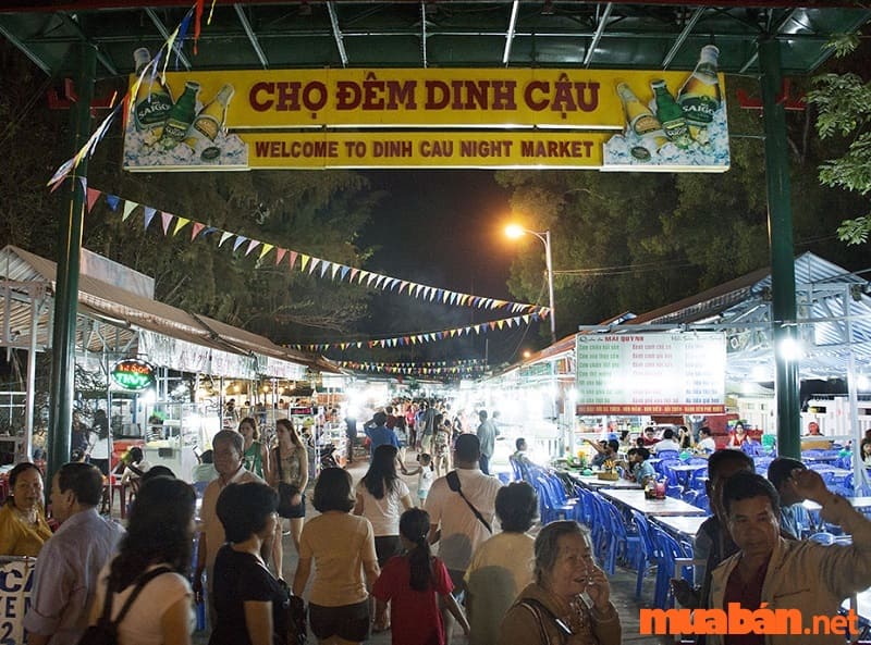 Chợ Đêm Dinh Cậu - khu chợ Phú Quốc sầm uất về đêm