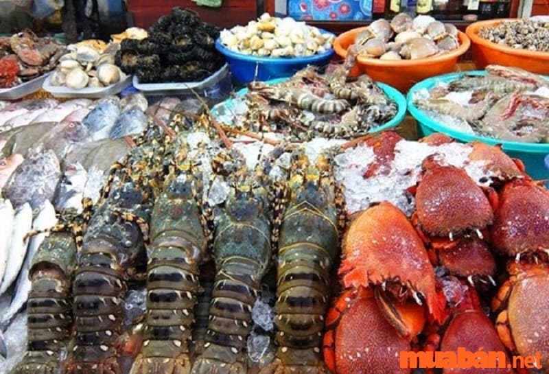Hải sản tươi sống là mặt hàng chủ yếu tại chợ Dương Đông