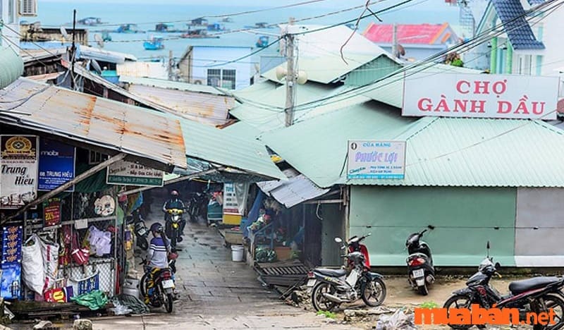 Gành Dầu là một trong những khu chợ Phú Quốc mang đậm nét truyền thống địa phương