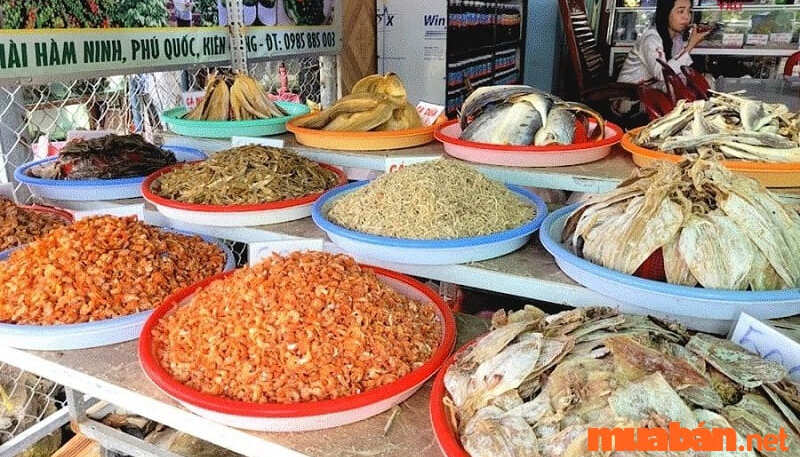 Có rất nhiều đặc sản Phú Quốc được bày bán tại chợ Hàm Ninh