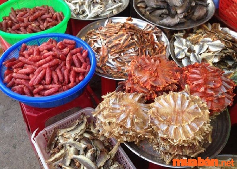 Chợ Cầu Sấu bày bán hải sản tươi sống và đồ khô