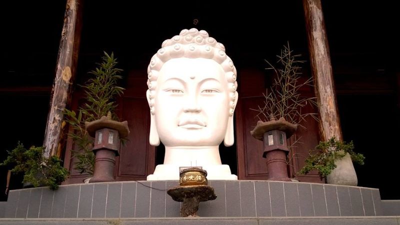 Bức tượng phật tại chùa