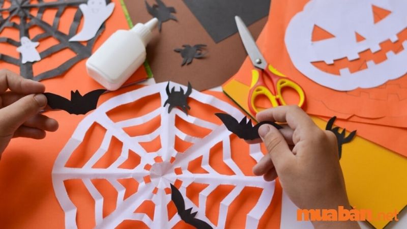 Trang trí Halloween bằng những động vật bóng đêm nhện, dơi..