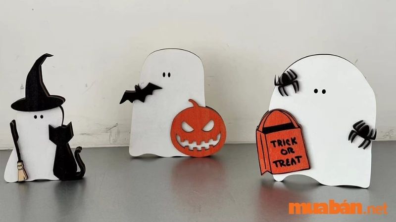 Những bóng ma trang trí Halloween bằng giấy được thêm chút phụ kiện ngộ nghĩnh