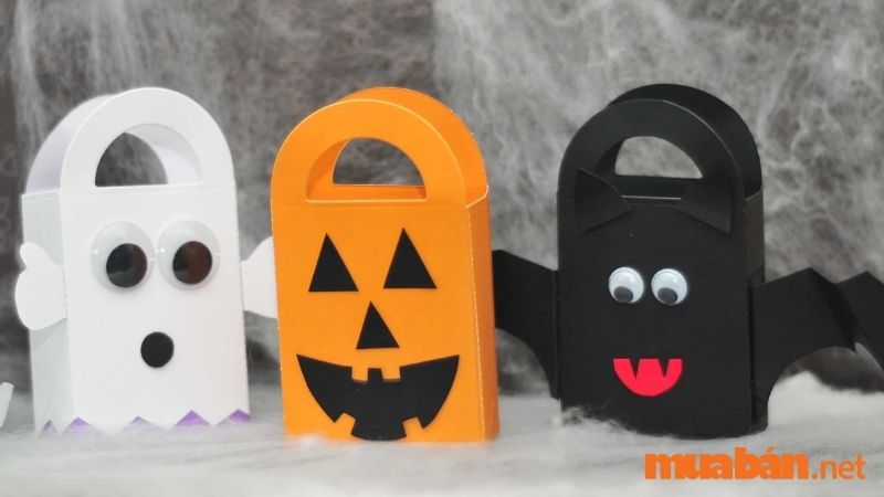 Trang trí Halloween bằng túi đựng kẹo bằng giấy