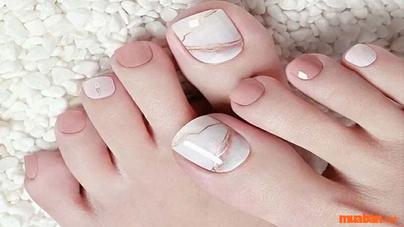 Các mẫu nail chân đơn giản dễ thương dành cho nàng da trắng - Nguồn: Hải Triều Since 1991