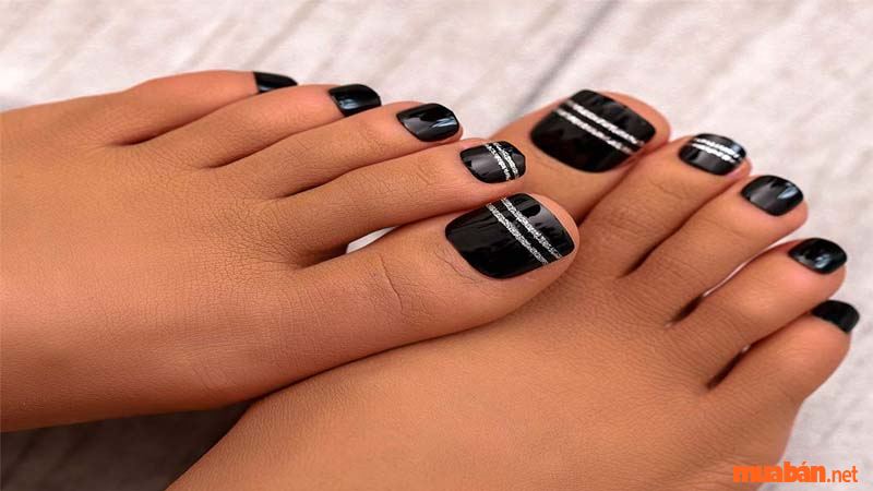 Mẫu nail chân đẹp đơn giản màu đen cho nàng da ngăm - Nguồn: TiệmNail