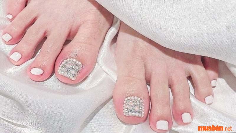 Mẫu nail chân đính đá đơn giản mà đẹp, tinh tế dành cho cô dâu - Nguồn: Tóc đẹp Az