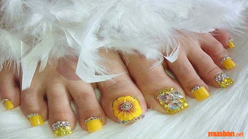 Mẫu nail chân đính đá màu vàng vô cùng sang trọng và quyến rũ - Nguồn: Thegioilamdep.vn